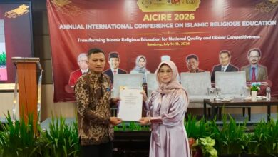 Wakil Dekan II FAI UMS, Dr. Istanto, menyerahkan dokumen kerja sama dalam implementasi Kurikulum OBE FAI UMS di sela konferensi AICIRE 2026 di Bandung.