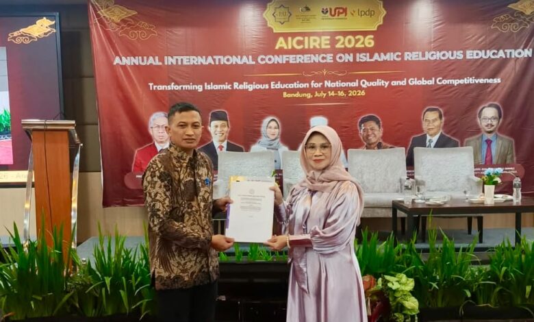 Wakil Dekan II FAI UMS, Dr. Istanto, menyerahkan dokumen kerja sama dalam implementasi Kurikulum OBE FAI UMS di sela konferensi AICIRE 2026 di Bandung.