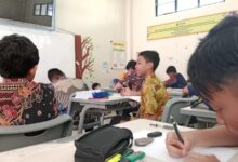 Siswa baru SMP Mutual Magelang mengikuti lomba menggambar dalam ajang Mutual Got Talent saat orientasi MOW.