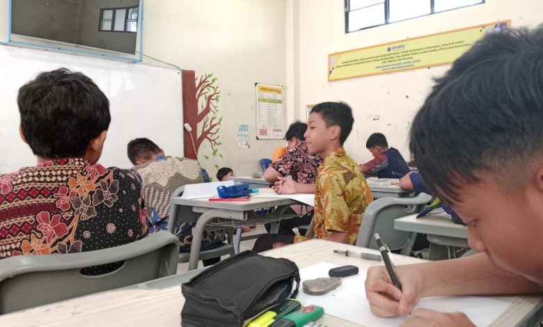 Siswa baru SMP Mutual Magelang mengikuti lomba menggambar dalam ajang Mutual Got Talent saat orientasi MOW.