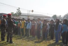 Anggota KOKAM Cabang Temanggung memberikan instruksi pelatihan PBB kepada peserta didik baru dalam kegiatan Fortasi SMK Muhammadiyah 1 Ngadirejo.