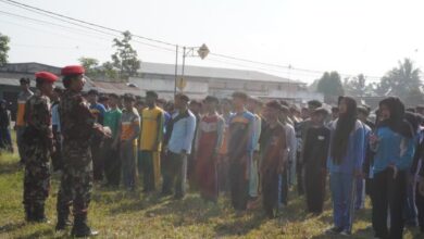 Anggota KOKAM Cabang Temanggung memberikan instruksi pelatihan PBB kepada peserta didik baru dalam kegiatan Fortasi SMK Muhammadiyah 1 Ngadirejo.