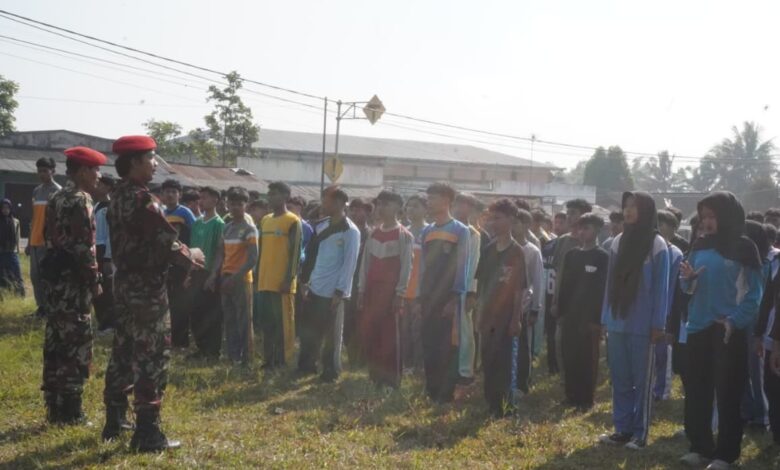 Anggota KOKAM Cabang Temanggung memberikan instruksi pelatihan PBB kepada peserta didik baru dalam kegiatan Fortasi SMK Muhammadiyah 1 Ngadirejo.