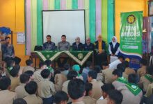 Siswa MI Muhammadiyah Klepu mengikuti edukasi pola hidup bersih dan cek kesehatan gratis dari RS PKU Muhammadiyah Temanggung.