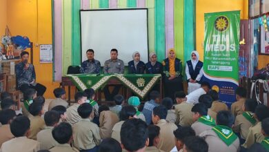 Siswa MI Muhammadiyah Klepu mengikuti edukasi pola hidup bersih dan cek kesehatan gratis dari RS PKU Muhammadiyah Temanggung.