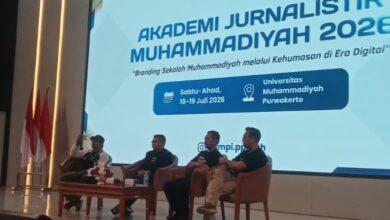 Empat narasumber duduk di panggung pada pembukaan Akademi Jurnalistik Muhammadiyah 2026 di Universitas Muhammadiyah Purwokerto. Layar latar menampilkan tema branding sekolah Muhammadiyah di era digital.