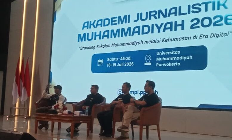 Empat narasumber duduk di panggung pada pembukaan Akademi Jurnalistik Muhammadiyah 2026 di Universitas Muhammadiyah Purwokerto. Layar latar menampilkan tema branding sekolah Muhammadiyah di era digital.