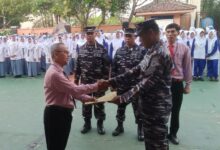 Foto penyerahan sertifikat di kegiatan Latihan Kedisiplinan Siswa Cilacap yang menggabungkan PBB Militer dan Menanam Pohon di SMA Muhammadiyah 1 Cilacap.