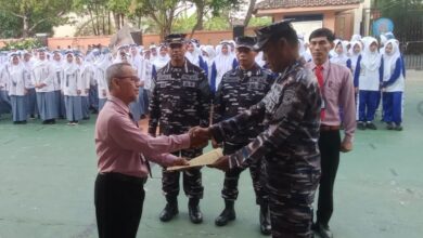 Foto penyerahan sertifikat di kegiatan Latihan Kedisiplinan Siswa Cilacap yang menggabungkan PBB Militer dan Menanam Pohon di SMA Muhammadiyah 1 Cilacap.