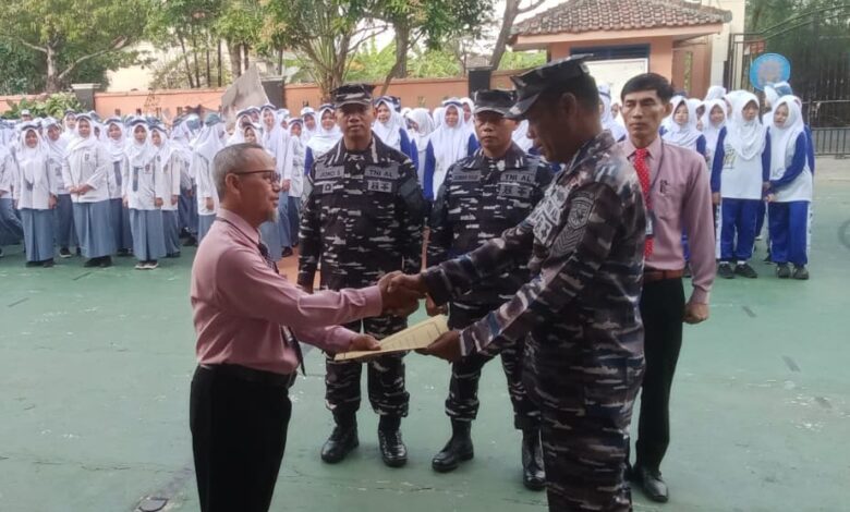Foto penyerahan sertifikat di kegiatan Latihan Kedisiplinan Siswa Cilacap yang menggabungkan PBB Militer dan Menanam Pohon di SMA Muhammadiyah 1 Cilacap.