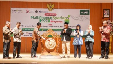 Sekelompok pejabat dan tokoh masyarakat di panggung Aula UMP menyaksikan salah satu pejabat memukul gong sebagai simbol pembukaan Roadshow Multifinance Syariah 2026 dan Musda MES Banyumas, Kamis (16/7), didampingi perwakilan OJK, Bank Indonesia, dan UMP.