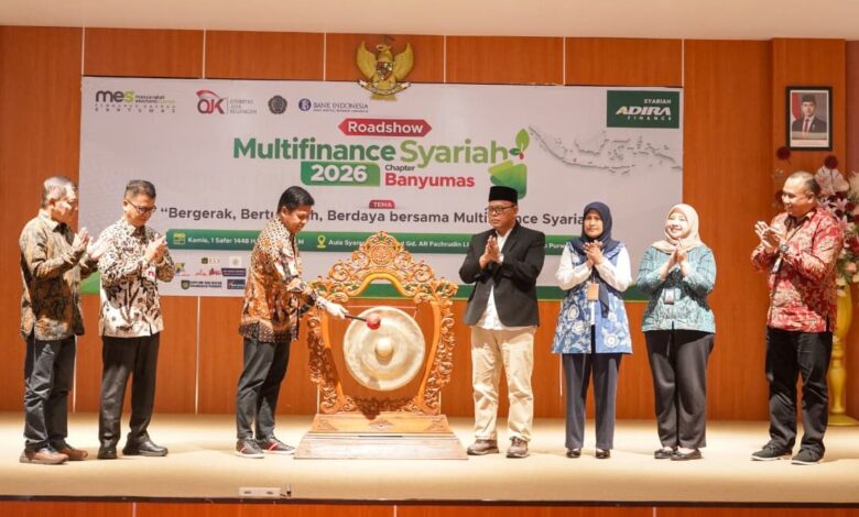 Sekelompok pejabat dan tokoh masyarakat di panggung Aula UMP menyaksikan salah satu pejabat memukul gong sebagai simbol pembukaan Roadshow Multifinance Syariah 2026 dan Musda MES Banyumas, Kamis (16/7), didampingi perwakilan OJK, Bank Indonesia, dan UMP.