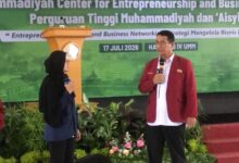 Menteri Pertanian Andi Amran Sulaiman memberikan apresiasi kepada mahasiswi pengembang Smart Farming AIoT TMU pada ajang MCEBI 2026 di Universitas Muhammadiyah Malang.