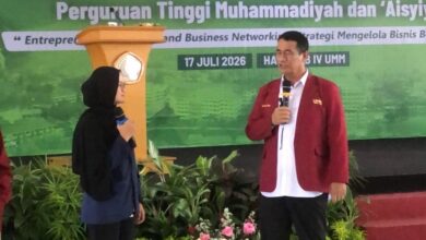 Menteri Pertanian Andi Amran Sulaiman memberikan apresiasi kepada mahasiswi pengembang Smart Farming AIoT TMU pada ajang MCEBI 2026 di Universitas Muhammadiyah Malang.