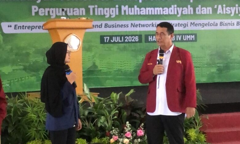 Menteri Pertanian Andi Amran Sulaiman memberikan apresiasi kepada mahasiswi pengembang Smart Farming AIoT TMU pada ajang MCEBI 2026 di Universitas Muhammadiyah Malang.