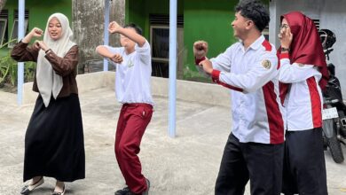 Empat orang, termasuk mahasiswa UNIMMA dan siswa berkebutuhan khusus berhijab, sedang menari bersama di area parkir sekolah.