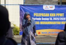Wakil Rektor 1 UNIMMA memberikan sambutan di hadapan peserta KKN UNIMMA Magelang dengan spanduk pelepasan KKN PPMT sebagai latar belakang.