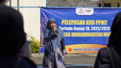 Wakil Rektor 1 UNIMMA memberikan sambutan di hadapan peserta KKN UNIMMA Magelang dengan spanduk pelepasan KKN PPMT sebagai latar belakang.