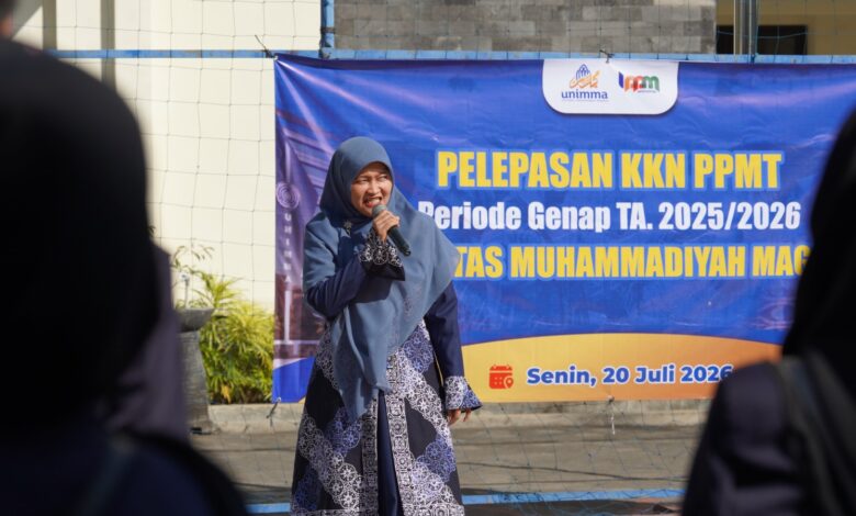 Wakil Rektor 1 UNIMMA memberikan sambutan di hadapan peserta KKN UNIMMA Magelang dengan spanduk pelepasan KKN PPMT sebagai latar belakang.