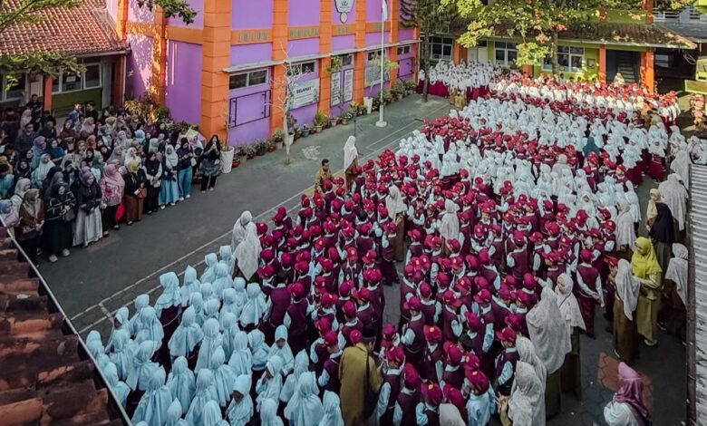 MPLS SD Muhammadiyah Temanggung menggelar apel pembukaan masa pengenalan sekolah dihadiri siswa baru dan orang tua