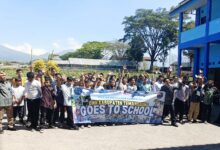 Siswa baru SMP Muhammadiyah 3 Ngadirejo membentangkan spanduk BNN Kabupaten Temanggung Goes to School dalam rangkaian MPLS ramah bebas perundungan.
