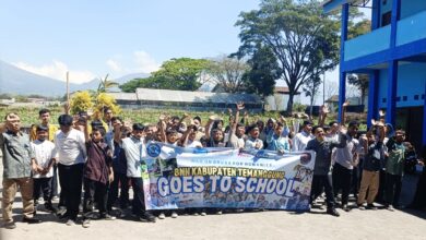 Siswa baru SMP Muhammadiyah 3 Ngadirejo membentangkan spanduk BNN Kabupaten Temanggung Goes to School dalam rangkaian MPLS ramah bebas perundungan.