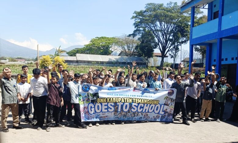 Siswa baru SMP Muhammadiyah 3 Ngadirejo membentangkan spanduk BNN Kabupaten Temanggung Goes to School dalam rangkaian MPLS ramah bebas perundungan.