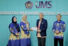 Rektor UMS Prof. Harun Joko Prayitno menyerahkan Surat Keputusan penyerahan jabatan kepada pejabat baru UMS di Gedung Induk Siti Walidah Surakarta.