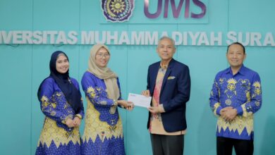 Rektor UMS Prof. Harun Joko Prayitno menyerahkan Surat Keputusan penyerahan jabatan kepada pejabat baru UMS di Gedung Induk Siti Walidah Surakarta.