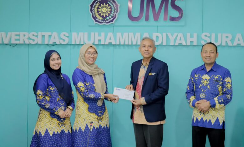 Rektor UMS Prof. Harun Joko Prayitno menyerahkan Surat Keputusan penyerahan jabatan kepada pejabat baru UMS di Gedung Induk Siti Walidah Surakarta.
