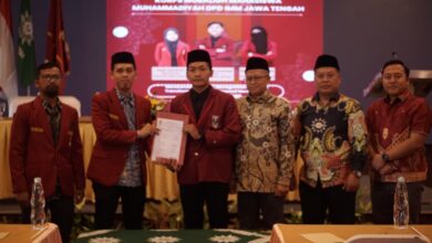 Prosesi penyerahan SK pelantikan pengurus KM3 DPD IMM Jawa Tengah di Salatiga