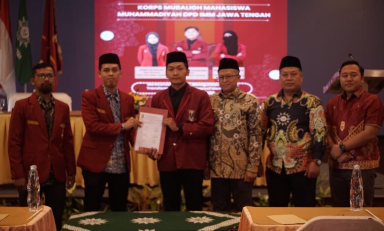 Prosesi penyerahan SK pelantikan pengurus KM3 DPD IMM Jawa Tengah di Salatiga