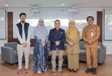 Jajaran narasumber dan perwakilan UMS, UI GreenMetric, serta Pemda foto bersama dalam seminar tata kelola kampus berkelanjutan di Amphitheater FK UMS.