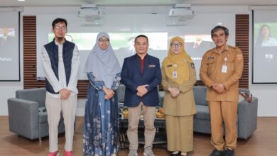 Jajaran narasumber dan perwakilan UMS, UI GreenMetric, serta Pemda foto bersama dalam seminar tata kelola kampus berkelanjutan di Amphitheater FK UMS.