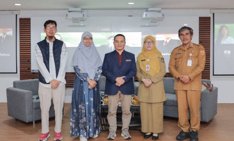 Jajaran narasumber dan perwakilan UMS, UI GreenMetric, serta Pemda foto bersama dalam seminar tata kelola kampus berkelanjutan di Amphitheater FK UMS.
