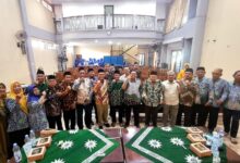 Jajaran Majelis Dikdasmen & PNF PP Muhammadiyah foto bersama pimpinan PDM Jepara dan Kepala SMP Muhammadiyah Jepara saat evaluasi AUM Pendidikan.