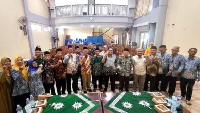 Jajaran Majelis Dikdasmen & PNF PP Muhammadiyah foto bersama pimpinan PDM Jepara dan Kepala SMP Muhammadiyah Jepara saat evaluasi AUM Pendidikan.