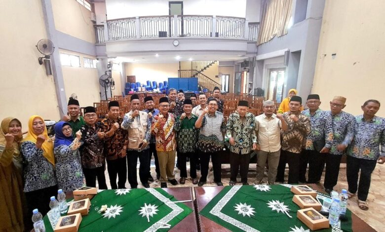 Jajaran Majelis Dikdasmen & PNF PP Muhammadiyah foto bersama pimpinan PDM Jepara dan Kepala SMP Muhammadiyah Jepara saat evaluasi AUM Pendidikan.