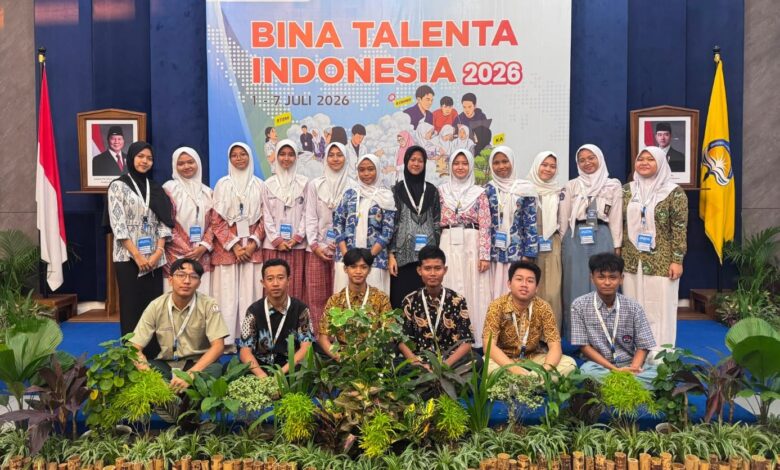 Foto kelompok peserta Bina Talenta Indonesia 2026, termasuk tiga siswa berprestasi dari SMA At-Tajdid Muhammadiyah Blora.