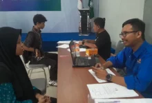 Dua calon penerima Beasiswa Sang Surya Lazismu Kendal mengikuti sesi wawancara dengan tim seleksi.