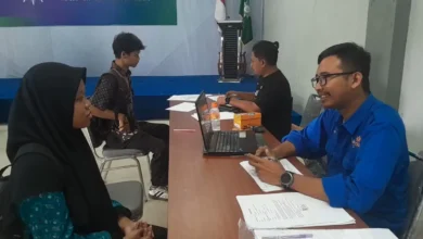 Dua calon penerima Beasiswa Sang Surya Lazismu Kendal mengikuti sesi wawancara dengan tim seleksi.