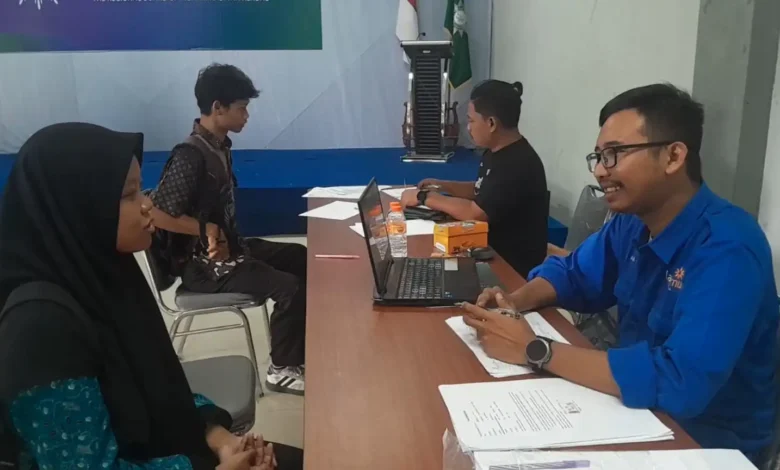 Dua calon penerima Beasiswa Sang Surya Lazismu Kendal mengikuti sesi wawancara dengan tim seleksi.