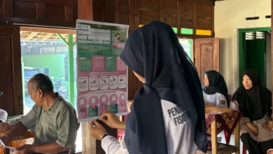 "Mahasiswa Profesi Fisioterapis UMS menunjukkan poster edukasi tentang cara mencegah Nyeri Punggung Bawah (Low Back Pain) kepada para kader PKK dan lansia di Desa Nguter, Sukoharjo, yang sedang mengikuti kegiatan Posbindu."