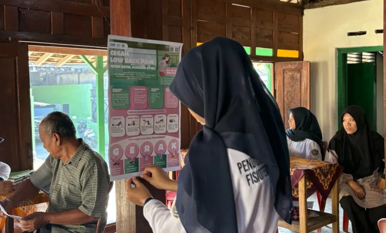 "Mahasiswa Profesi Fisioterapis UMS menunjukkan poster edukasi tentang cara mencegah Nyeri Punggung Bawah (Low Back Pain) kepada para kader PKK dan lansia di Desa Nguter, Sukoharjo, yang sedang mengikuti kegiatan Posbindu."
