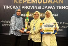 Penyerahan trofi Juara 1 Lomba Organisasi Kepemudaan Jateng 2026 kepada perwakilan PDNA Kabupaten Pekalongan atas inovasi El-Chicken Berdaya Pekalongan.