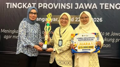 Penyerahan trofi Juara 1 Lomba Organisasi Kepemudaan Jateng 2026 kepada perwakilan PDNA Kabupaten Pekalongan atas inovasi El-Chicken Berdaya Pekalongan.