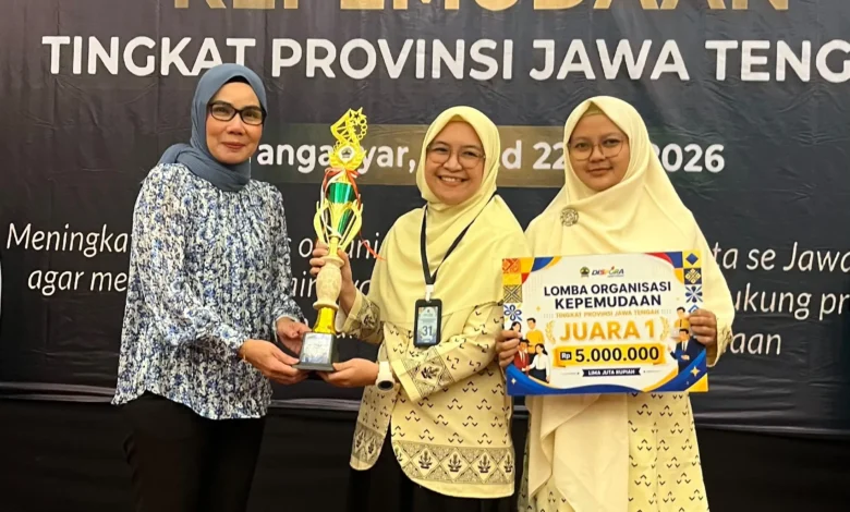 Penyerahan trofi Juara 1 Lomba Organisasi Kepemudaan Jateng 2026 kepada perwakilan PDNA Kabupaten Pekalongan atas inovasi El-Chicken Berdaya Pekalongan.