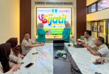 Mahasiswa FEB UMS mempresentasikan hasil analisis program digitalisasi SIJATIL di hadapan jajaran jajaran UPT PPD Ponorogo.