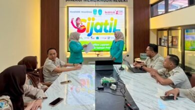 Mahasiswa FEB UMS mempresentasikan hasil analisis program digitalisasi SIJATIL di hadapan jajaran jajaran UPT PPD Ponorogo.