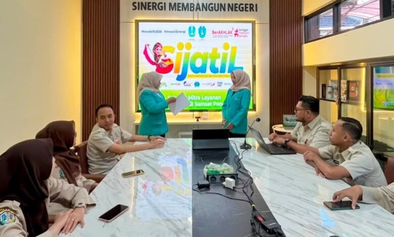 Mahasiswa FEB UMS mempresentasikan hasil analisis program digitalisasi SIJATIL di hadapan jajaran jajaran UPT PPD Ponorogo.